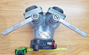 AWG STORZ 4-100 Einlass x (2) 2,5" NH Außenauslässe 2-Wege Kugelhahn - Bild 1 von 8