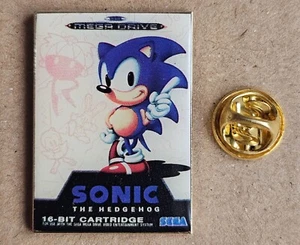 Sonic The Hedgehog Pin Sega Mega Drive Spiel Cartridge Metall Badge RAR - Bild 1 von 2