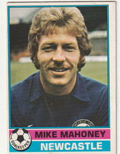 Topps Gum Card Footballers 1977 Red Back Mike Mahoney Newcastle United