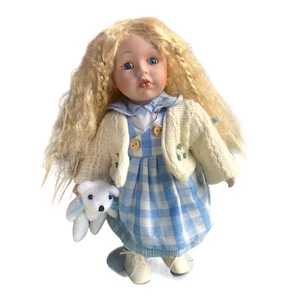 Muñeca de porcelana vintage de 11"" rubia pelo difuso con peluche - Imagen 1 de 10