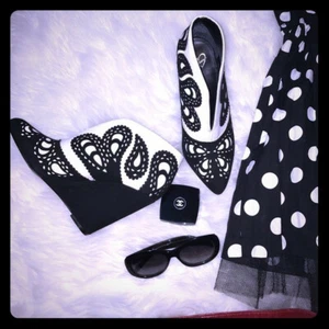  Schwarz-weiße Stiefeletten mit Keilabsatz June Ambrose - Bild 1 von 3