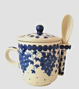 Polnische Boleslawiec Keramik Teebecher mit Löffelei und Deckel blaue Trauben Polen - Bild 1 von 6