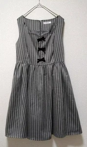 En Clouge ärmelloses gestreiftes Kleid - Bild 1 von 8