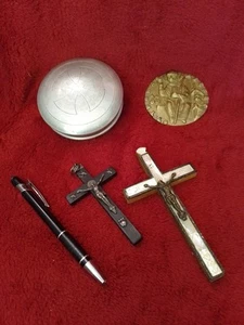 LOT DE OBJETS RELIGIEUX /2 CROIX H. 10 ;14cm/BOITE ALU 10cm/MEDAIL BRONZE/EGLISE - Picture 1 of 6