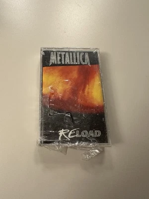 Reload by Metallica Cassette Brand New Sealed (Crack On Cover, Wrapper Ripped) Foto 1 de 4