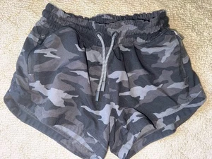Athleta Mädchen tarnfarbene All Play Shorts Activewear Laufen mehrfarbig Größe S/7 gebraucht, in einwandfreiem Zustand - Bild 1 von 6