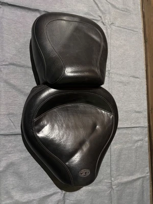 Mustang 75535 asiento de turismo ancho vintage Harley-Davidson Dyna y Wideglide 2006-up Foto 1 de 4