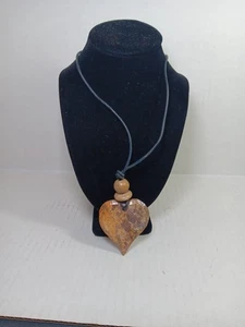 Collana lunga con ciondolo cuore di diaspro in pietra naturale intagliata a mano  - Foto 1 di 5