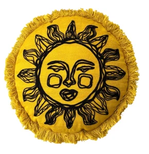 Opalhouse Jungalow rund besticktes Sonnenkissen gold schwarz mit Fransen - Bild 1 von 4