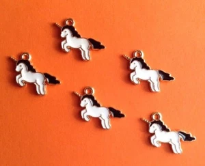 WINZIGES SCHWARZES MÄHNE EINHORN🦄 CHARMS - HALLOWEEN SCHMUCK, BASTELN - 14mm -5 Stck. - Bild 1 von 4