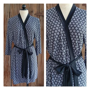 Bata boho blanca y negra Laura Ashley usada en excelente estado elástica para mujer grande estampado geométrico - Imagen 1 de 10