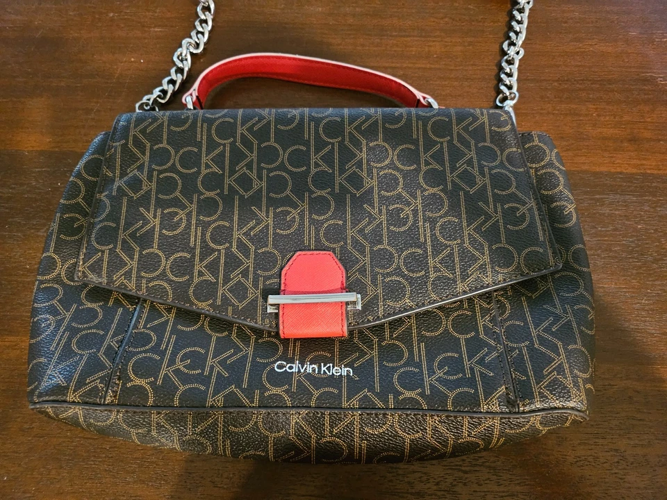 Bolso Bandolera Calvin Klein Signature Dome Talla Grande Rojo y Marrón Foto 1 de 4
