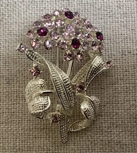 Broche prendedor ramo de flores rosa púrpura con textura de pedrería tono plata - Imagen 1 de 5