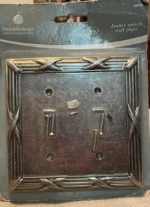 NUEVO Placa de Pared Doble Interruptor Vintage Betsy Fields Designs 68990 Peltre Antiguo - Imagen 1 de 7