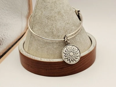 Brazalete Brazalete Plata Alex and Ani "Nuevos Comienzos" Sunburst Charm ✨️🎁 Foto 1 de 4