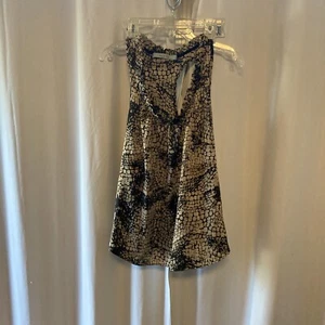 Camiseta sin mangas Karlie con estampado de bloques dorada y negra para mujer talla grande - Imagen 1 de 4