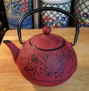 Old Dutch Cast Iron "Suzume" Teapot, 24-Ounce, Red. Smooth enamel interior. - Picture 1 of 8