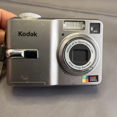 Cámara digital Kodak C743 no enciende solo para piezas Foto 1 de 4