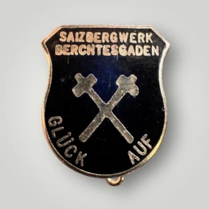 Vintage Salzbergwerk Berchtesgaden Gluck Auf Germany Salt Mine Hat Pin 1.5cm - Picture 1 of 3