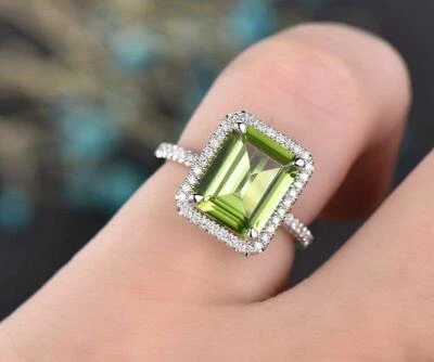 Anillo de compromiso solitario con halo de peridoto creado en laboratorio de 4 quilates enchapado en oro blanco de 14 k Foto 1 de 4