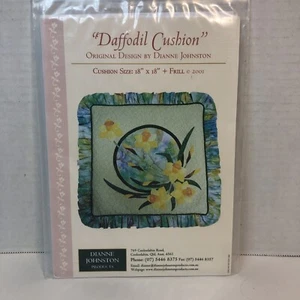 Cojín narciso patrón de edredón 18" x 18" ventanas florales Dianne Johnston - Imagen 1 de 4