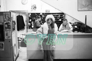 JANIS JOPLIN Marzo '69 en CHELSEA HOTEL Lobby - IMPRESIÓN CALIDAD MUSEO (8,5""x11") - Imagen 1 de 1