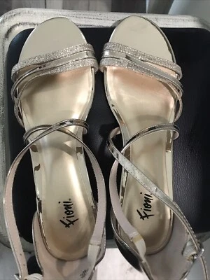 女士 FIONI 夜金色闪光闪亮露趾扣高跟鞋 7.5 — 第 1/4 张图片