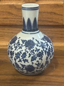 Vintage chinesische blau & weiße Porzellan kleine Vase - Kangxi Reign Mark 5,5" - Bild 1 von 7