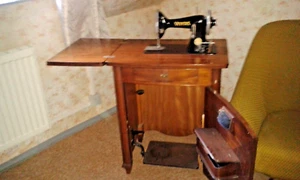 nostalgische Nähmaschine Veritas Pedale im kunstvollen Echtholzsschrank - Bild 1 von 14