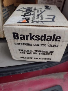 IMO Barksdale Directional Control Valve - Liquid /Pneumatic 0.3 - 3 PSI STD. - Picture 1 of 4