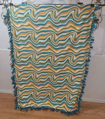 Naranja, amarillo, verde azulado y blanco Geo remolinos polar tiro en blanco #17 (48 pulgadas de ancho X 65 pulgadas de largo) Foto 1 de 3