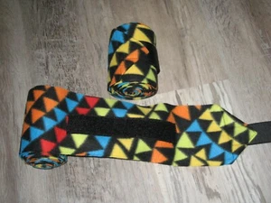 NEU 2er Set Regenbogen Dreieck geometrischer Druck Polo Wraps (Pferd/Pony Bein Wraps) - Bild 1 von 1