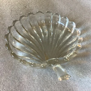 VINTAGE CLEAR GLASS LEAF DESIGN CANDY / NUT DISH - Picture 1 of 3