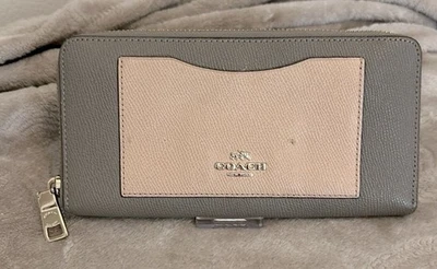 Coach Signature Zip Wallet Dual-Tone Design - Imagem 1 de 4