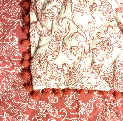 Cobertor reversible de colección Simply Envogue Twin rosa y blanco con flecos de bola Foto 1 de 4