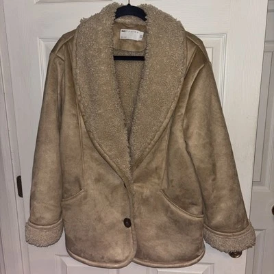 Abrigo de gran tamaño Sherpa de lana de peluche con botones de aviador cuello chal talla 4 de ASOS Foto 1 de 4