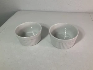 Pier 1 Imports x2 rundes weißes Ofengeschirr. 5” Durchmesser x 2,5” hoch. Top Zustand - Bild 1 von 6