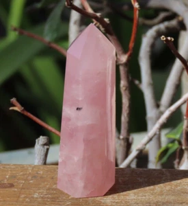 Generador de cristal de cuarzo rosa pulido 75 mm de alto 60 gramos punta rosa natural - Imagen 1 de 5