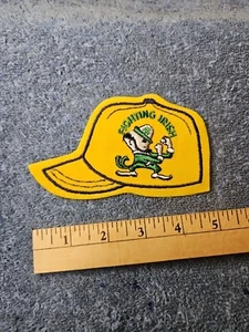 NOTRE DAME KÄMPFEN IRISCHER KOBOLD MÜTZE AUFNÄHER - Bild 1 von 3