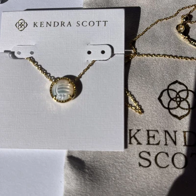 🏐Collar Colgante Corto Dorado Voleibol Kendra Scott Blanco Madreperla Nuevo✨ Foto 1 de 4