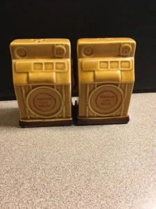 Máquina tragamonedas vintage salero y pimentero cerámica oro fabuloso Las Vegas - Imagen 1 de 4