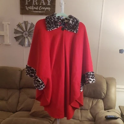 Capa con orificios para brazos The Honey Collection ribete de leopardo talla única para la mayoría Foto 1 de 4