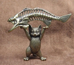 Tabletop Figurine Brass Cat Lifts Fish Bone Animal Statue Small Sculpture Gifts - Picture 1 of 1