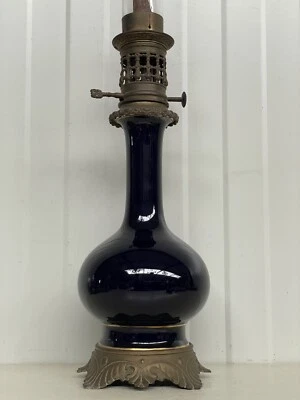 Una hermosa lámpara/jarrón de aceite azul estilo chino con base de bronce Foto 1 de 4