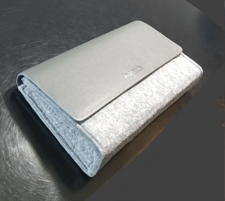 LA PRAIRIE 瑞士化妆包化妆袋 灰色毛毡和聚氨脂合成革 全新 — 第 1/4 张图片