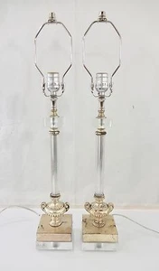 Coppia di lampade a colonna vintage in metallo argentato e vetro su basi in lucite - Foto 1 di 10