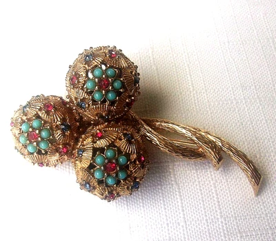 Bolas de triple flor Ciner vintage imitación turquesa con prendedor de cristales de rubí y zafiro Foto 1 de 4