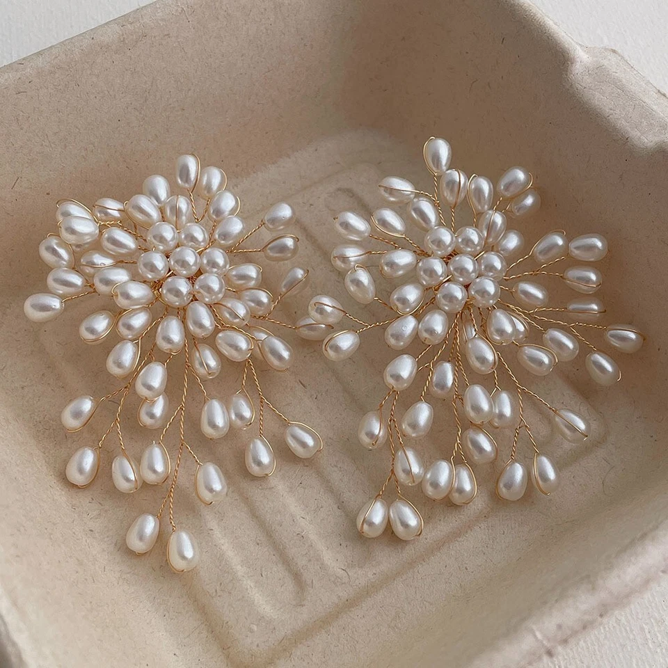 Pendientes de perlas en racimo blanco clip de metal dorado en cascada con tornillo trasero hechos a mano Foto 1 de 4