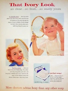 Raqueta de tenis That Ivory Look Soap It Floats 1956 anuncio impreso vintage mamá pequeña - Imagen 1 de 3
