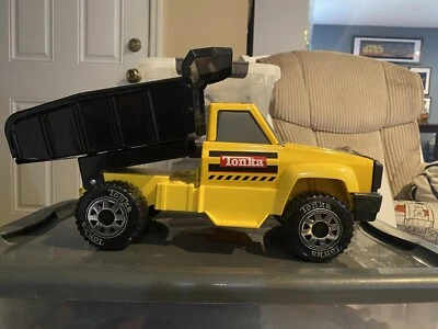 Camión de volteo Tonka fundido a presión y plástico camión de juguete Foto 1 de 3